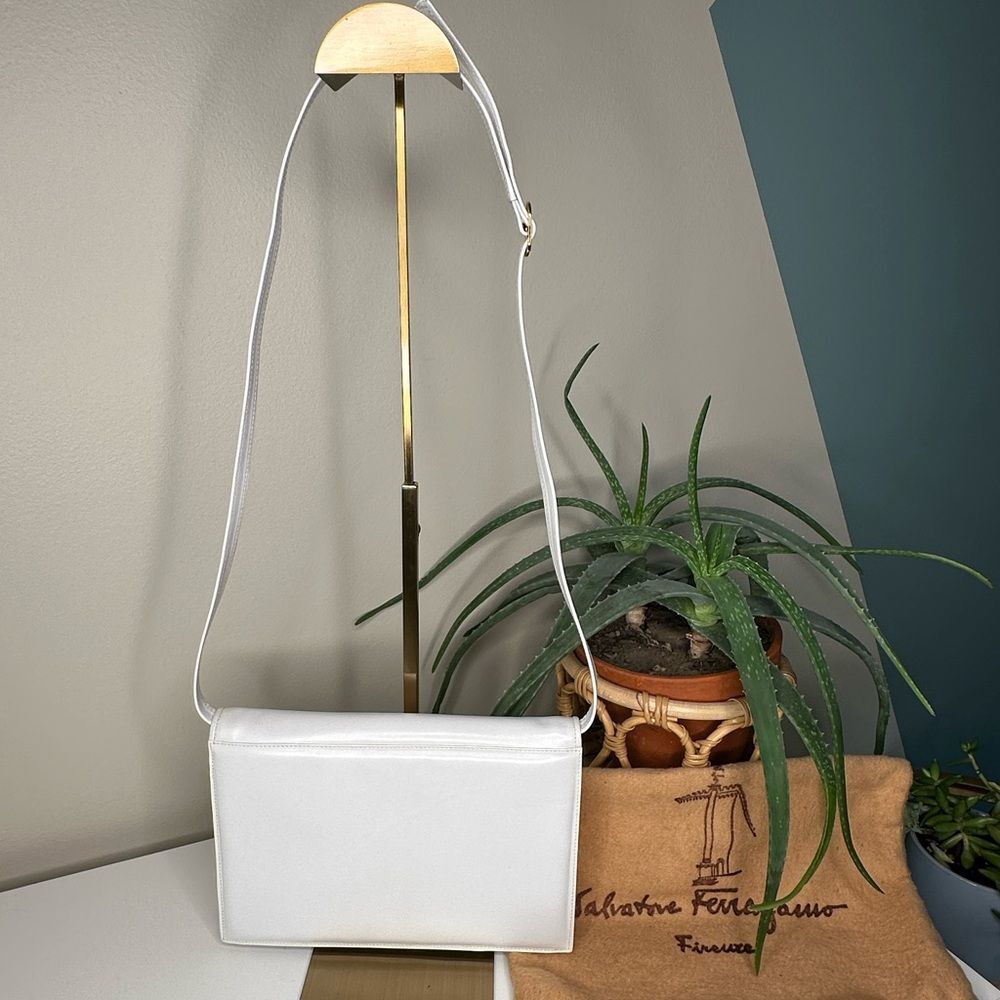 Vintage Salvatore Ferragamo White Navy Leather Shoulder Bag Gold Hardware Italy - Picture 2 of 14